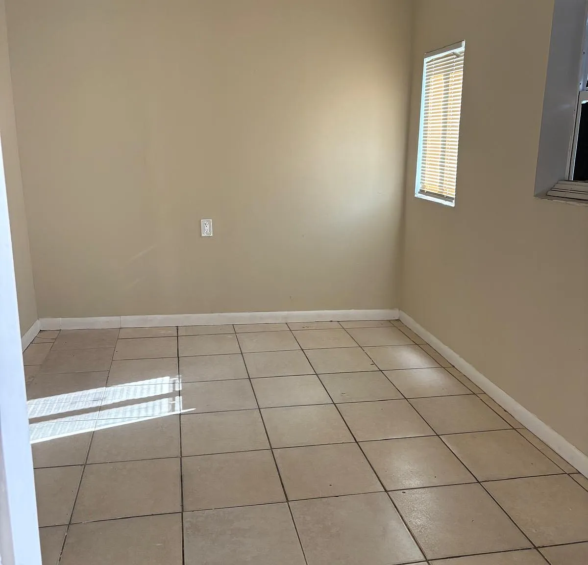5 bed, 1400 sqft, $3,800 — Photo 4