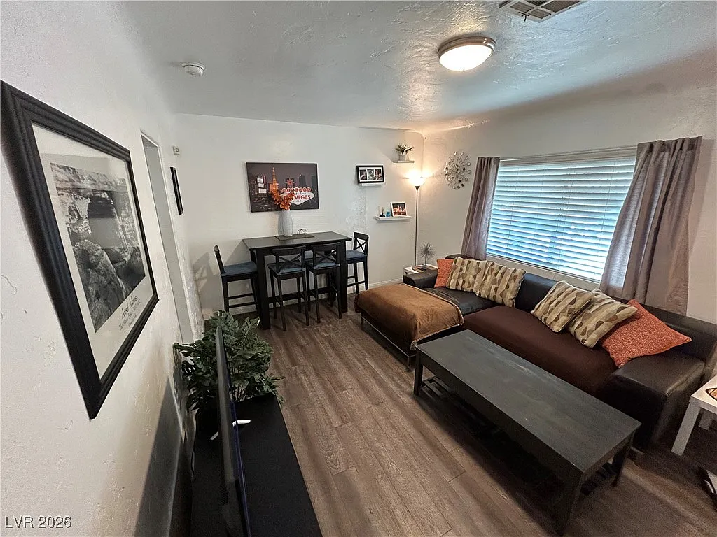 Building Photo - 308 S 10th St #1