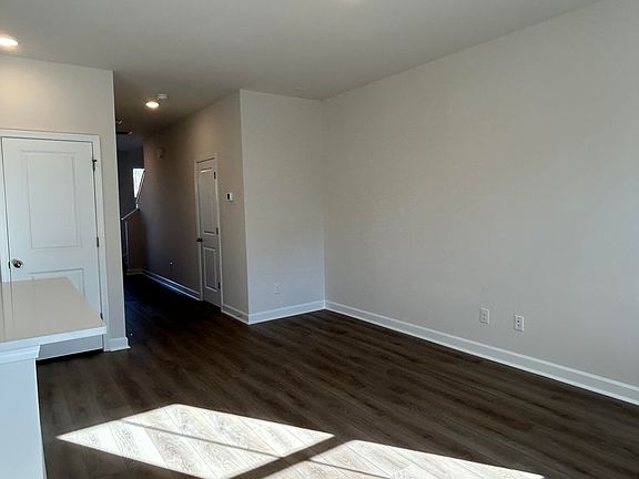 5th image of 475 Martins Creek Blvd