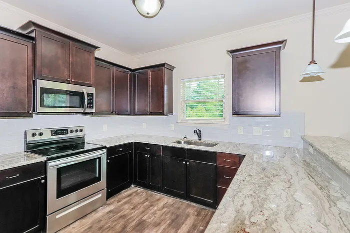 5 bed, 3.0 bath, 2689 sqft, $2,895 — Photo 4