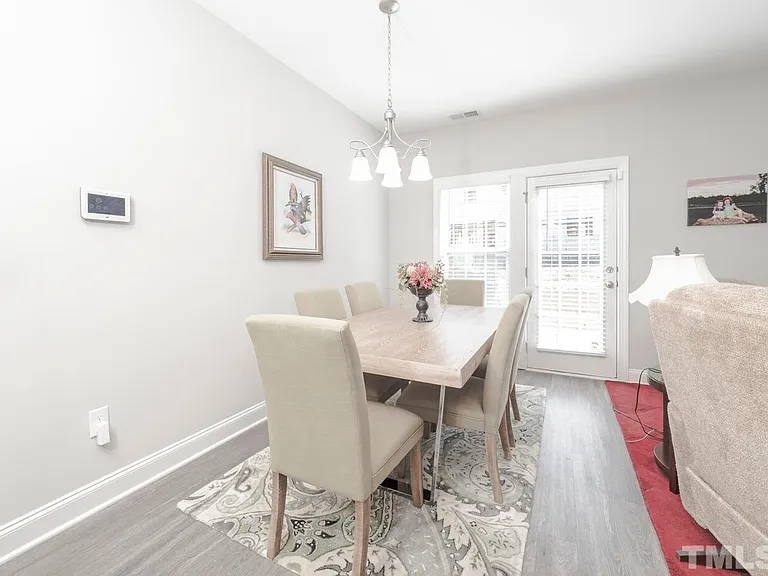 560 Barneswyck Dr — Photo 11