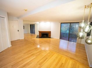 577 Sanderling Ct, Secaucus, NJ 07094