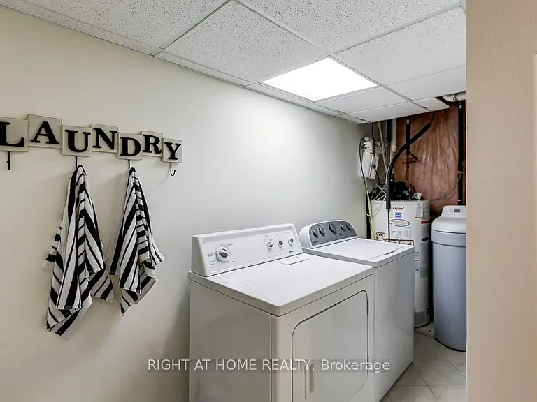 402 Lausanne Cres — Photo 32