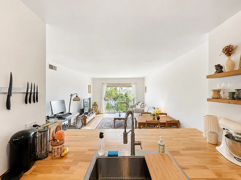 532 N Rossmore Ave #409 — Photo 3