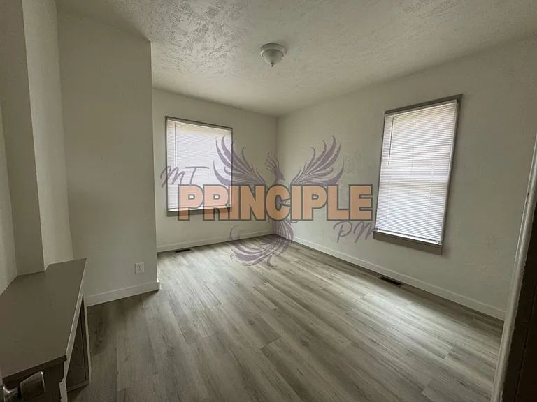 2037 Whitman Ave — Photo 7