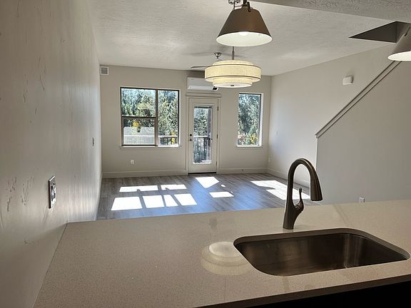 5th image of 204 Broken Pine Ln