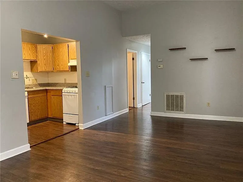 2 bed, 700 sqft, $1,350 — Photo 4