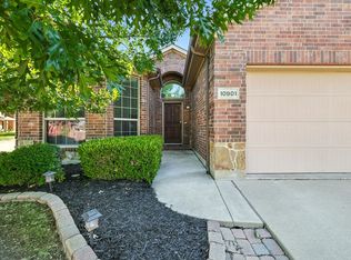 10901 Middleglen Rd, Fort Worth, TX 76115