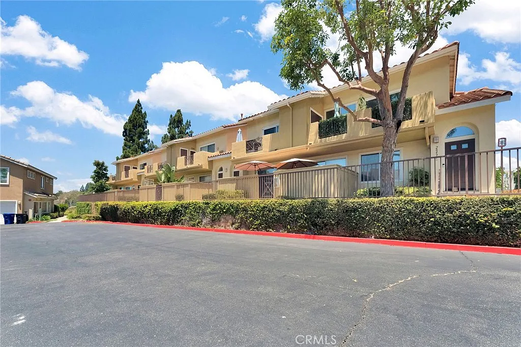 2 bed, 1003 sqft, $3,000 — Photo 2