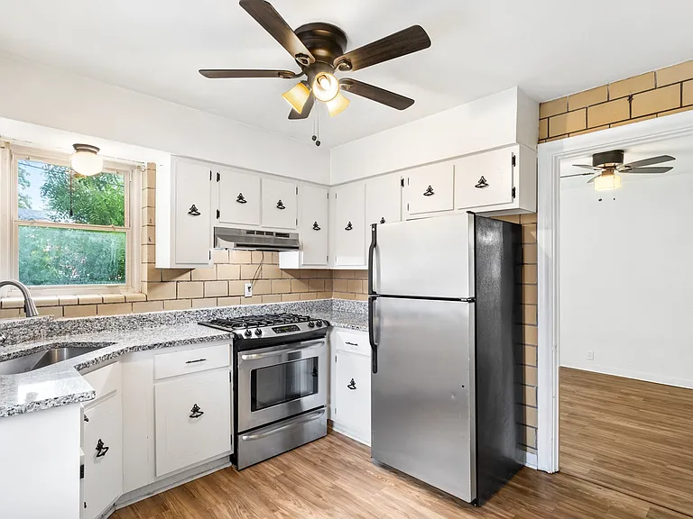 1076 Wilshire Ave — Photo 13