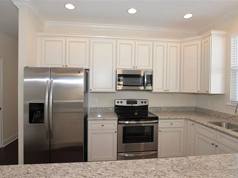 2614 S Brown Ave — Photo 4