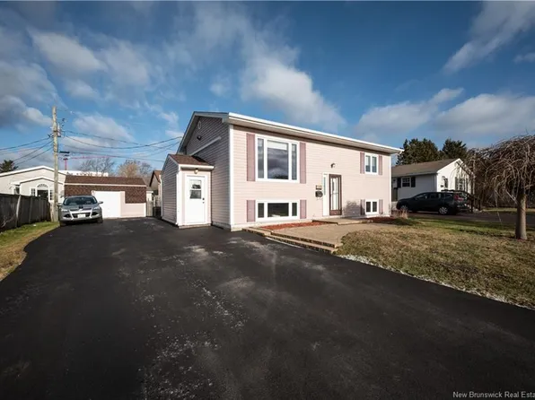 135 Virginia Ave, Dieppe, NB E1A 5N3