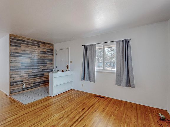 5th image of 10401 Gloria Pl NE