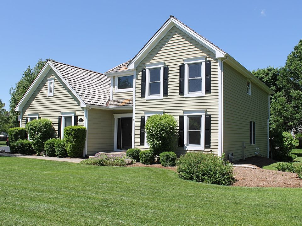 Gorgeous updated Custom Home in Lyons Ridge!