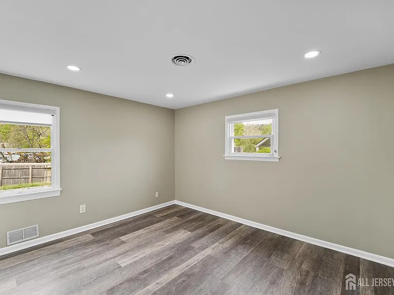 49 Louis Ave — Photo 7