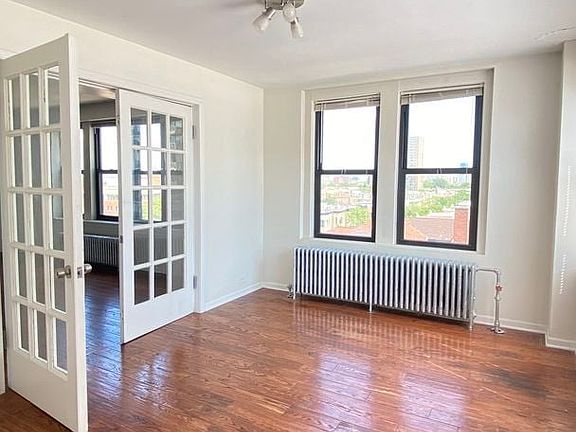 3rd image of 3931 N Clarendon Ave Unit Penthouse 701