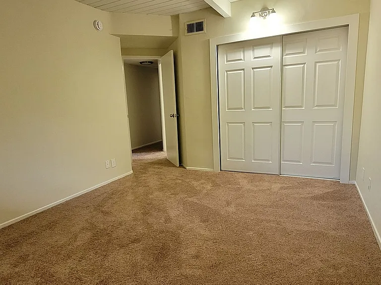 Lido Isle Apartments — Photo 15