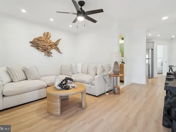 401 Broadway APT 21A, Barnegat Light Boro, NJ 08006