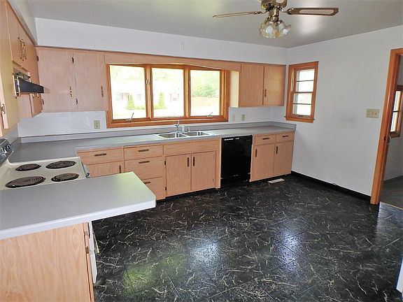 3rd image of 920 Parker Ave