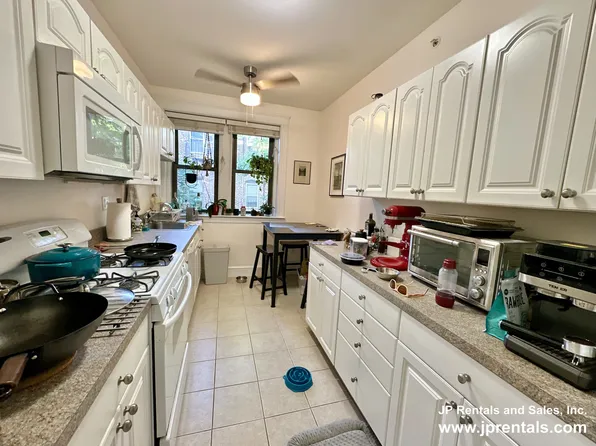 60 Jamaicaway APT 11, Boston, MA 02130