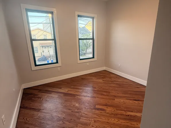 739 Garfield Avenue image 1 of 3