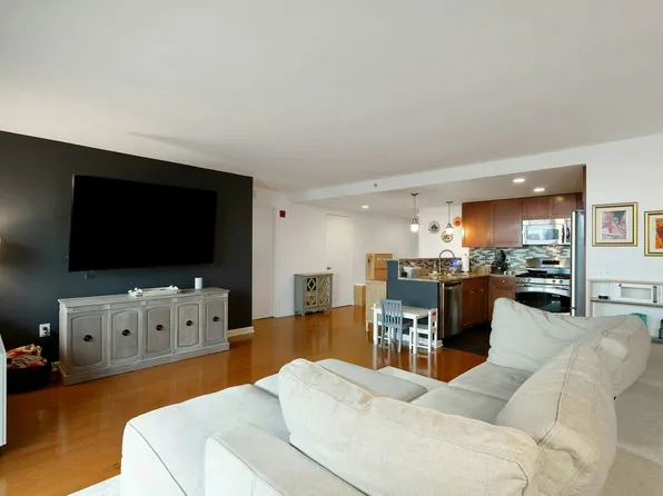 700 Grove Street image 6 of 39