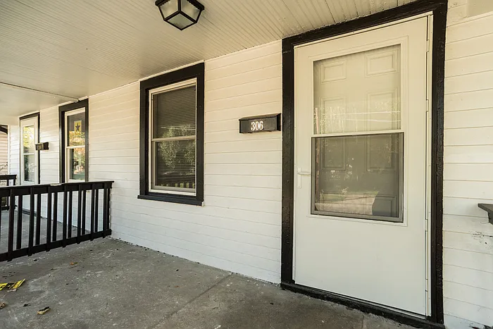 3 bed, 1.0 bath, 1320 sqft, $1,095 — Photo 2