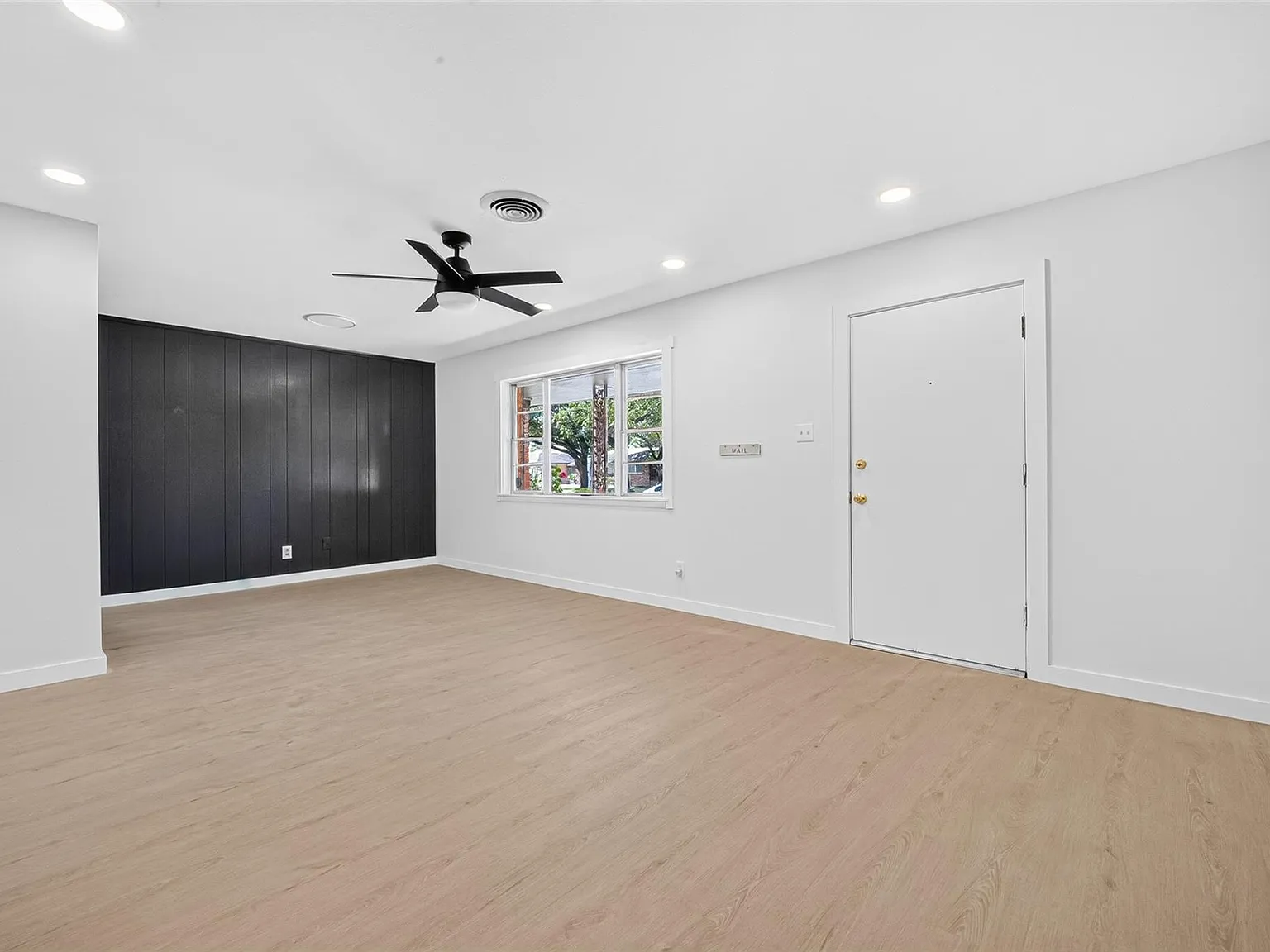 3 bed, 2.0 bath, 1767 sqft, $2,200 — Photo 2