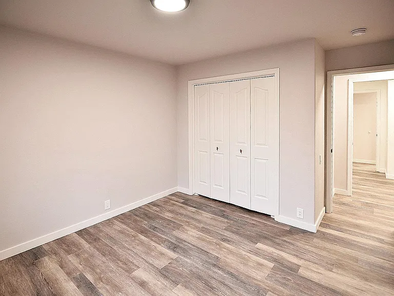 2340 N Warwick Ave — Photo 21