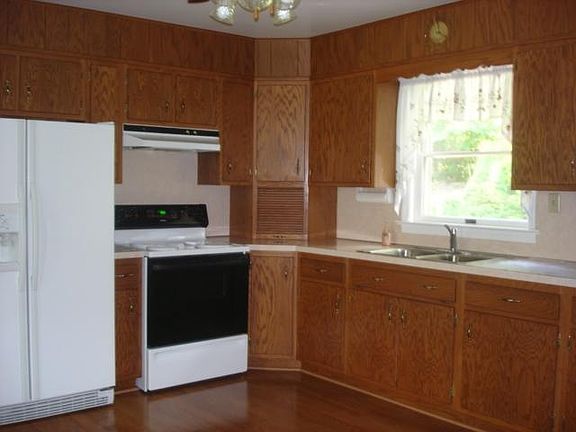3rd image of 4 E Ryeland Ln