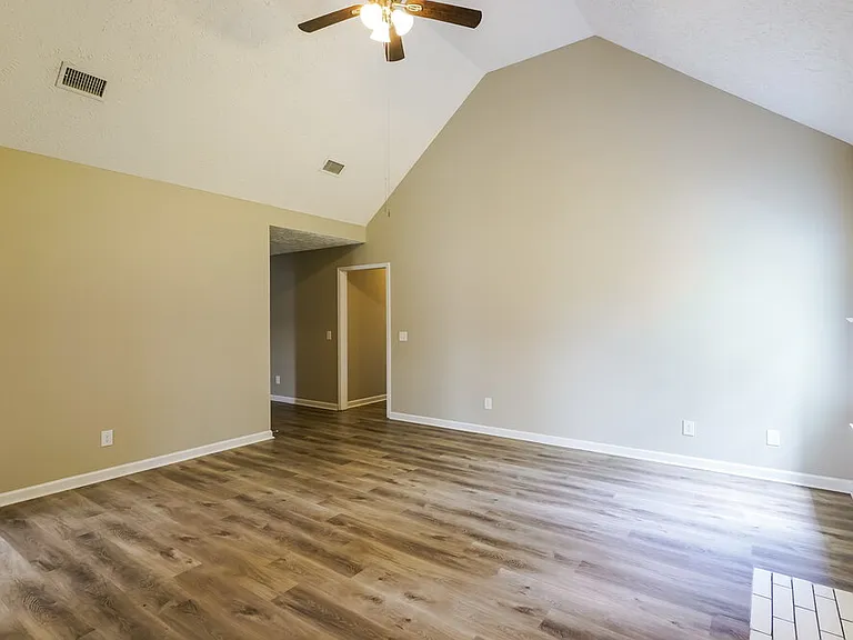 1902 Champlain Dr — Photo 4