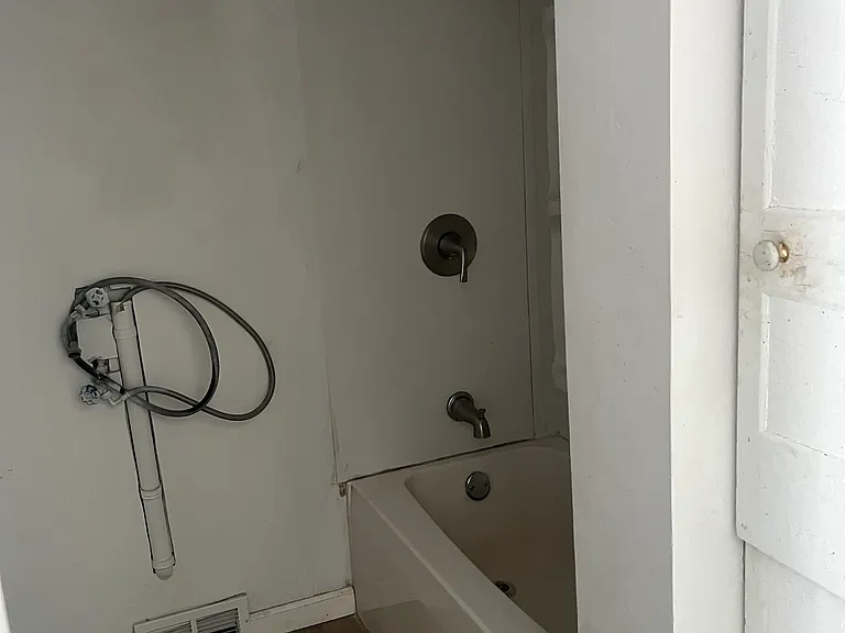 23 Schuyler St #2 — Photo 4