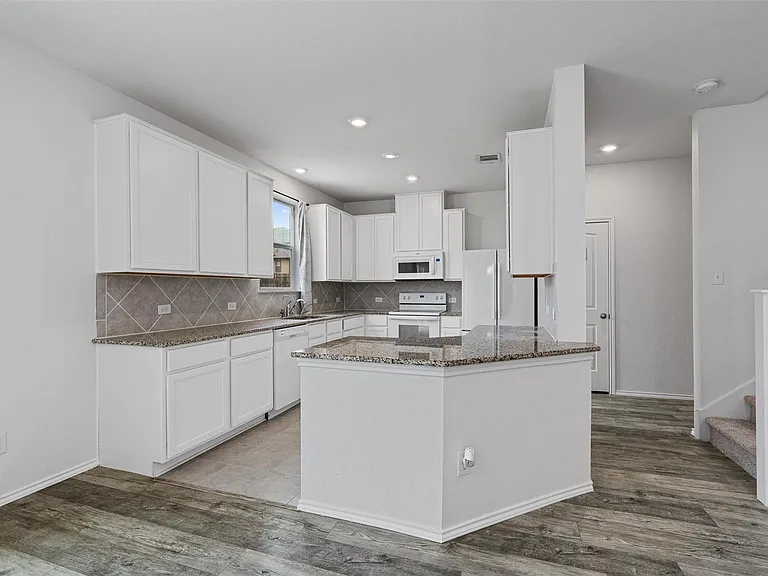 305 Los Cobos Ln — Photo 7