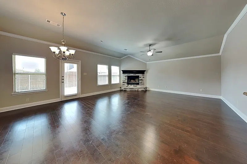 4 bed, 2.0 bath, 2046 sqft, $2,450 — Photo 4