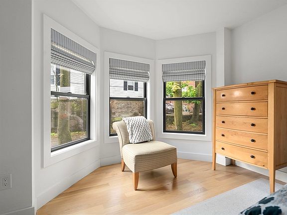 5th image of 1069 Washington St #2