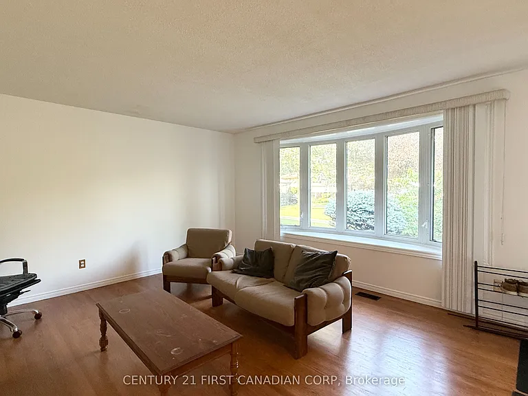 80 Rollscourt Pl — Photo 3