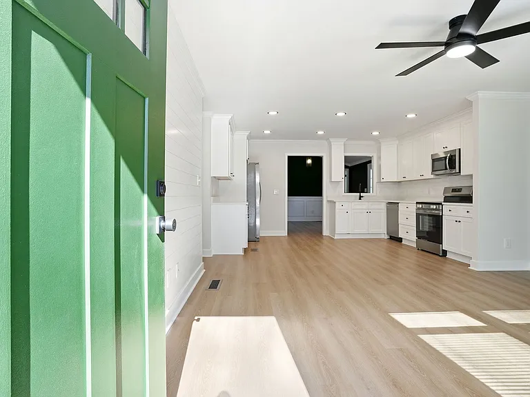 127 Perry St — Photo 3