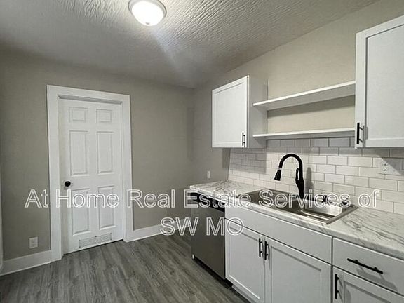 2nd image of 1015 N Newton Ave