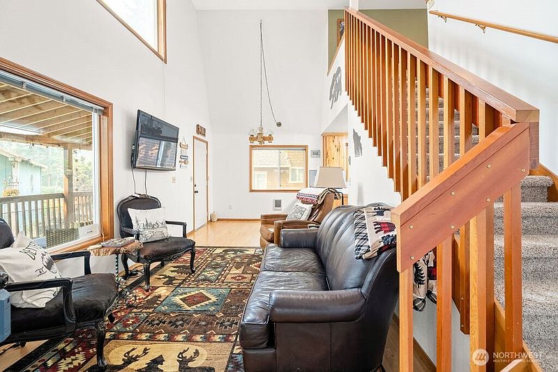 5th image of 411 N Mt Seattle Way