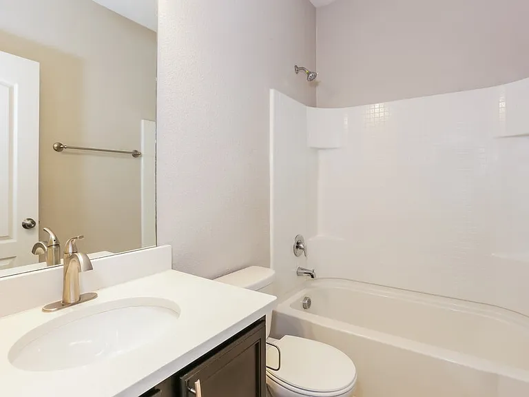 204 Bay St — Photo 16