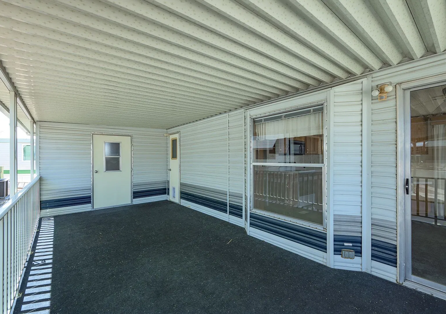 Charming 1-Bedroom Retreat in Riverview RV Resort for 55+ — Photo 3