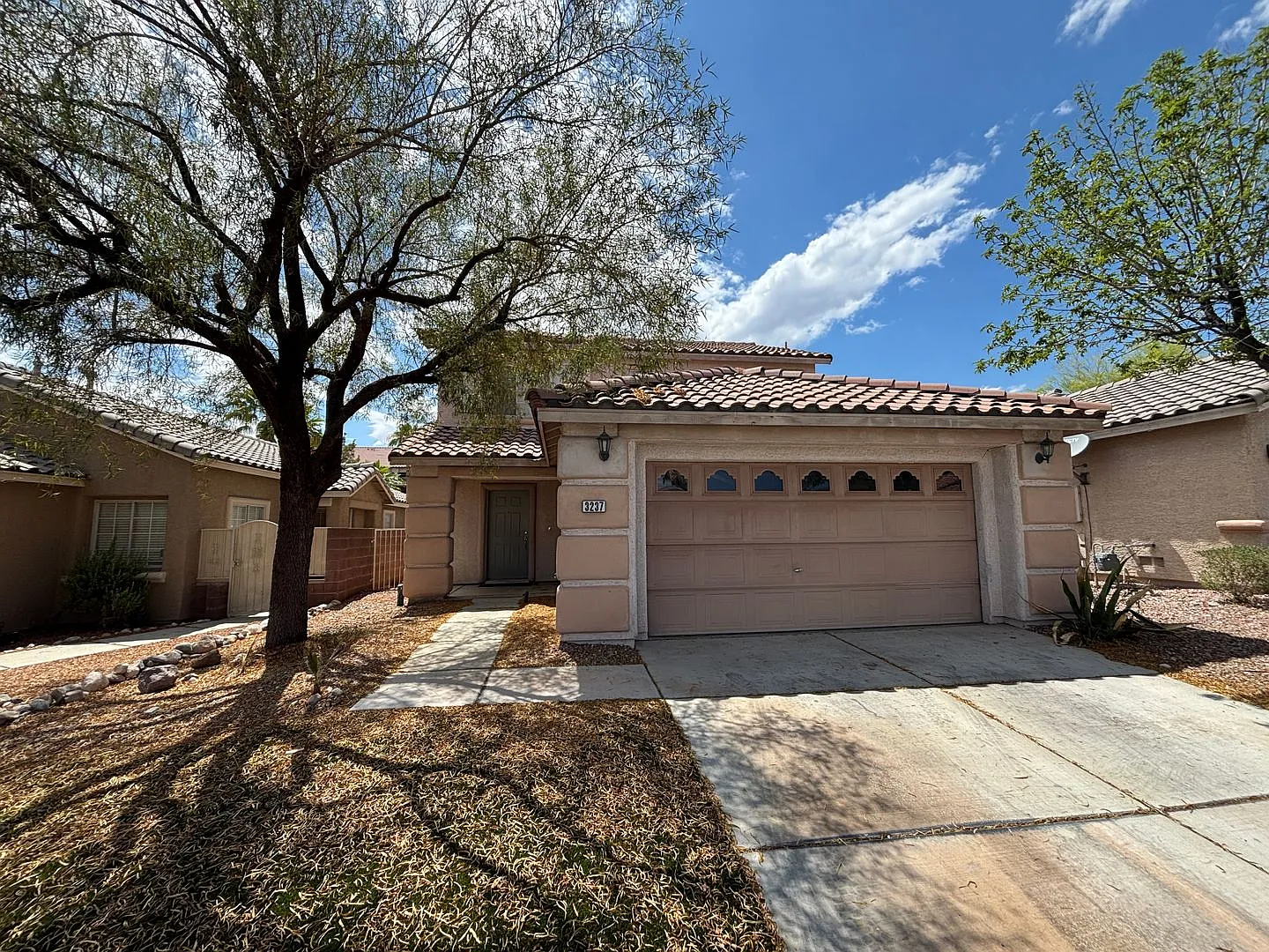 Beautiful 4Bed/3Bath/2Car residence located in Summerlin near Town Center Drive — Photo 2