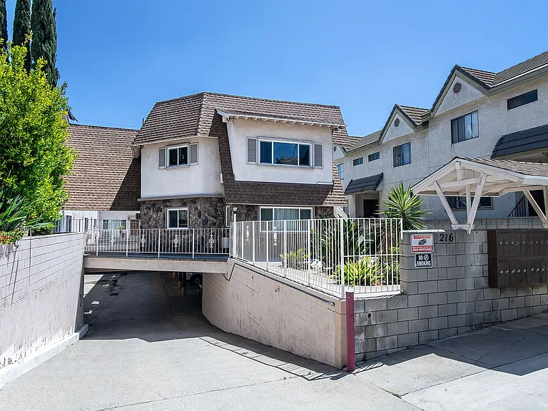 216 Palmetto Dr — Photo 2
