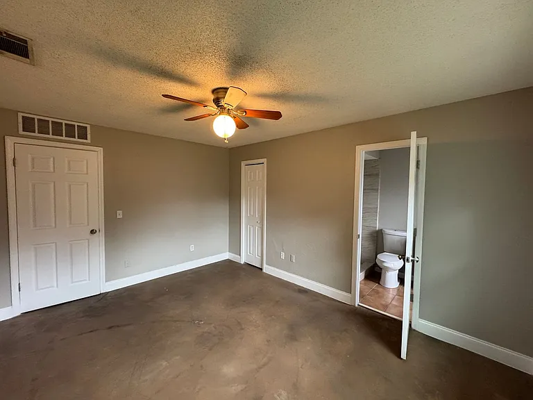 1199 Lawrence Ave — Photo 4
