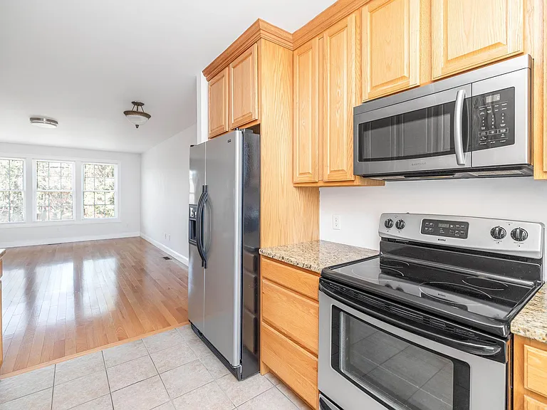 54 E Silver St #B — Photo 8