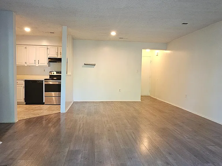 2307 Aspen Dr — Photo 3