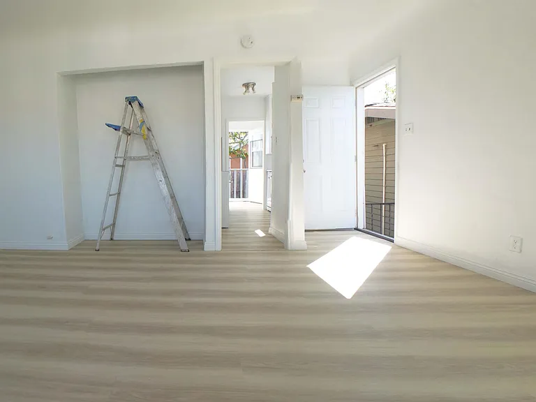 224 S Grand Ave — Photo 5