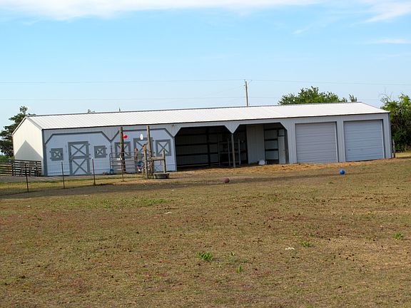 horse barn w/hay storage