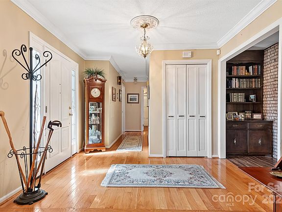 4th image of 2781 Lakeview Dr