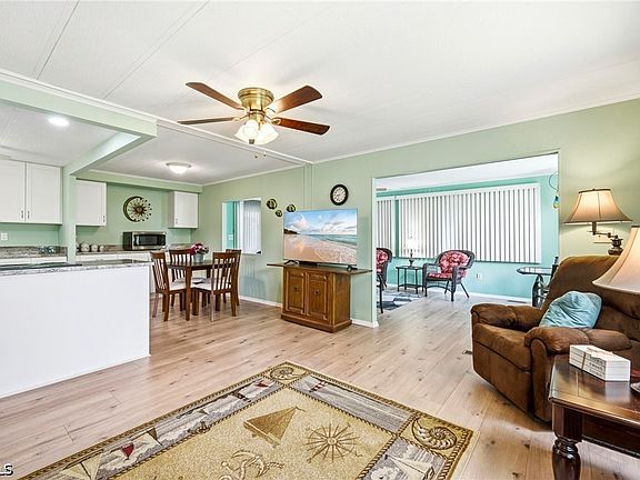 5th image of 293 Edwardo Ave